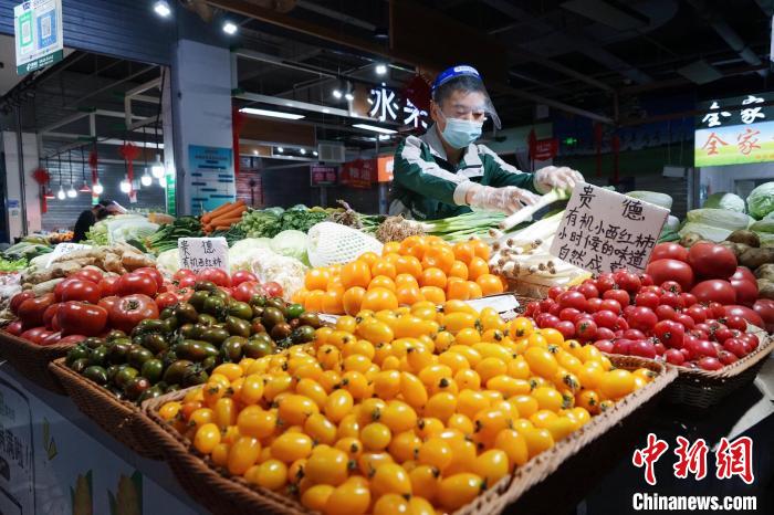 图为商家整理菜品。　马铭言 摄